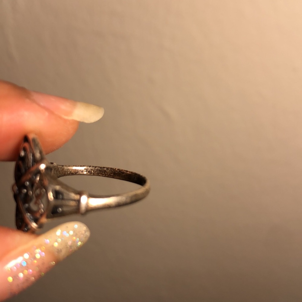 Tarnished floral abstract silver ring size 6.25 - Picture 5 of 7